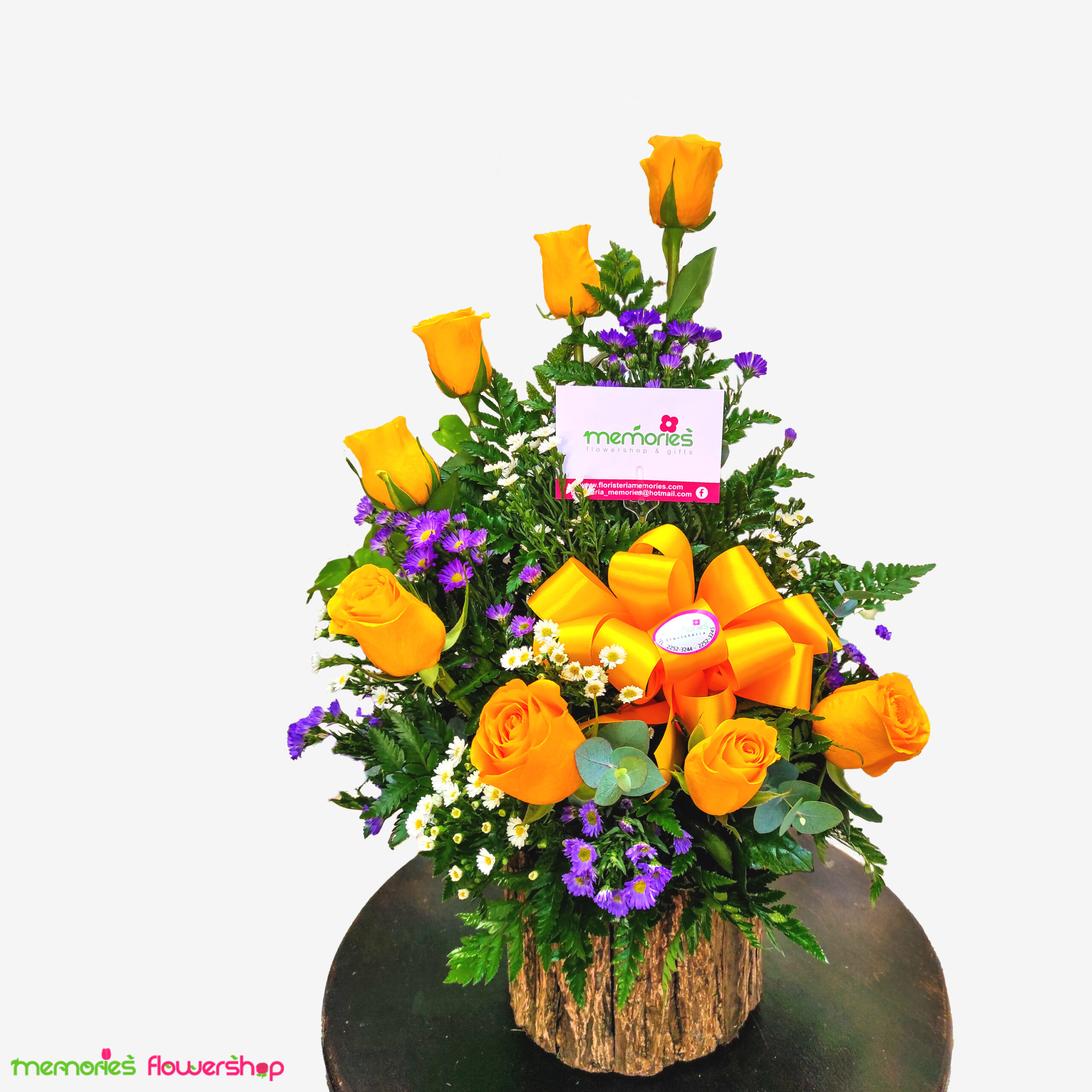 Arreglo vibrante con rosas amarillas de Ecuador, montecasino, eucalipto y follajes frescos. Arreglo con rosas amarillas de Ecuador, montecasino, eucalipto y follajes