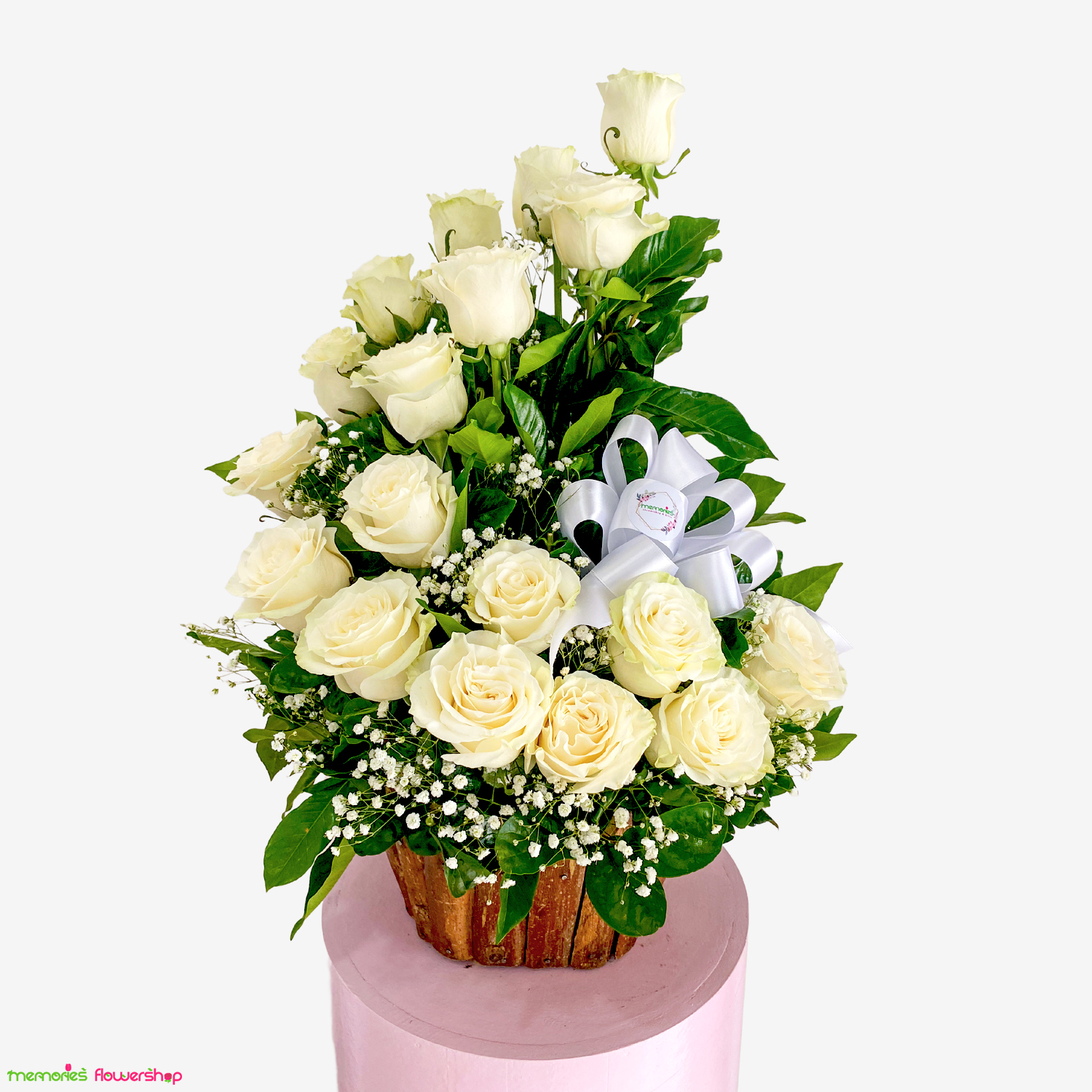 Elegante arreglo floral en forma de "L" con rosas, gypsophila y follaje, ideal para ocasiones especiales. Arreglo floral en forma de "L" con rosas, gypsophila y follaje