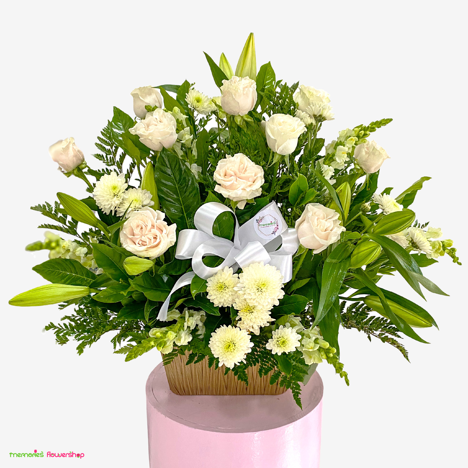 Arreglo floral con rosas blancas de Ecuador, lirios, centro verde (margarita), dragon blanco y follajes, ideal para ceremonias funerarias. Arreglo floral con rosas blancas de Ecuador, lirios, centro verde, dragon blanco y follajes, ideal para funeral