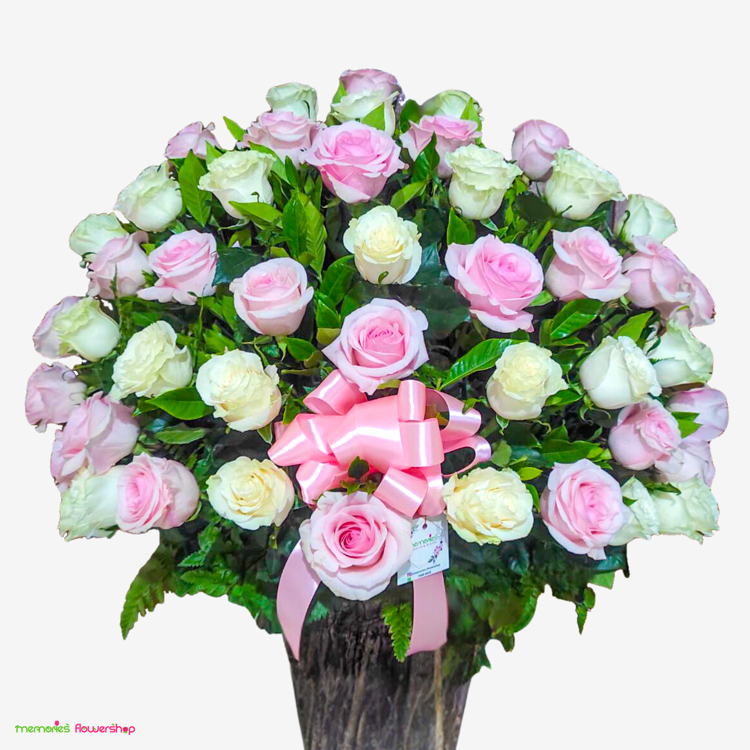 Arreglo grande con 50 rosas de Ecuador blancas y rosadas y follajes en base de madera. Arreglo grande con 50 rosas blancas y rosadas de Ecuador y follajes en base de madera.