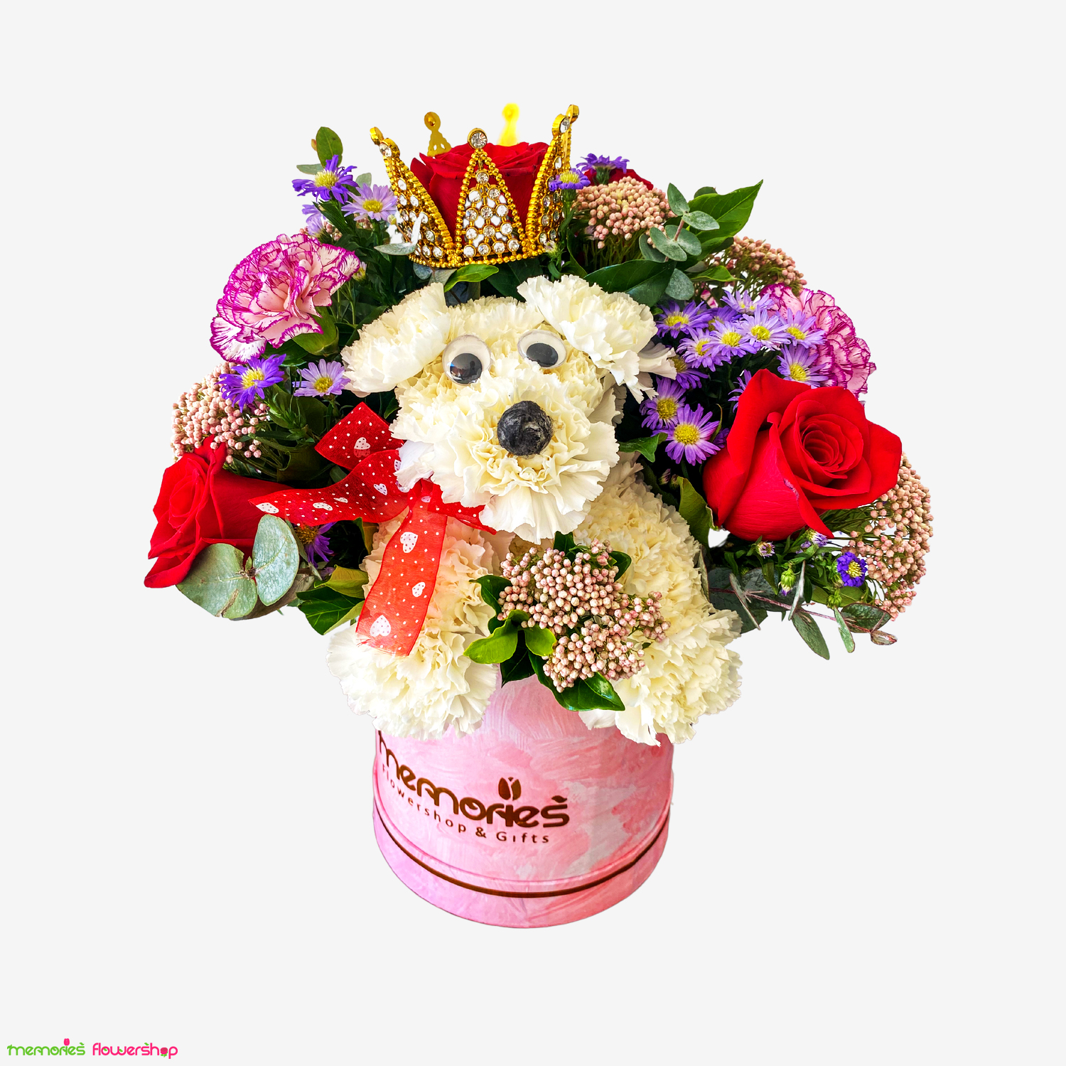 Encantador arreglo en forma de perrito, hecho con claveles, rosas y gypsophila, adornado con una corona y rodeado de flores frescas. Arreglo en forma de perrito con claveles, rosas, gypsophila y follajes, decorado con una corona