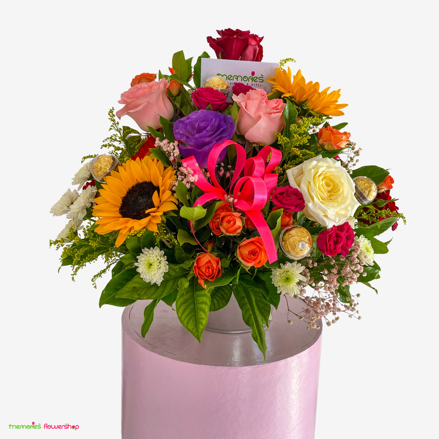 Hermoso arreglo primaveral con rosas de Ecuador, girasoles, chastas o margaritas de Costa Rica, mini rosas de Ecuador, solidago y gypsophila, acompañado de 4 chocolates Ferrero. Arreglo primaveral con rosas de Ecuador, girasoles, chastas o margaritas de Costa Rica, mini rosas de Ecuador, solidago y gypsophila, y 4 chocolates Ferrero
