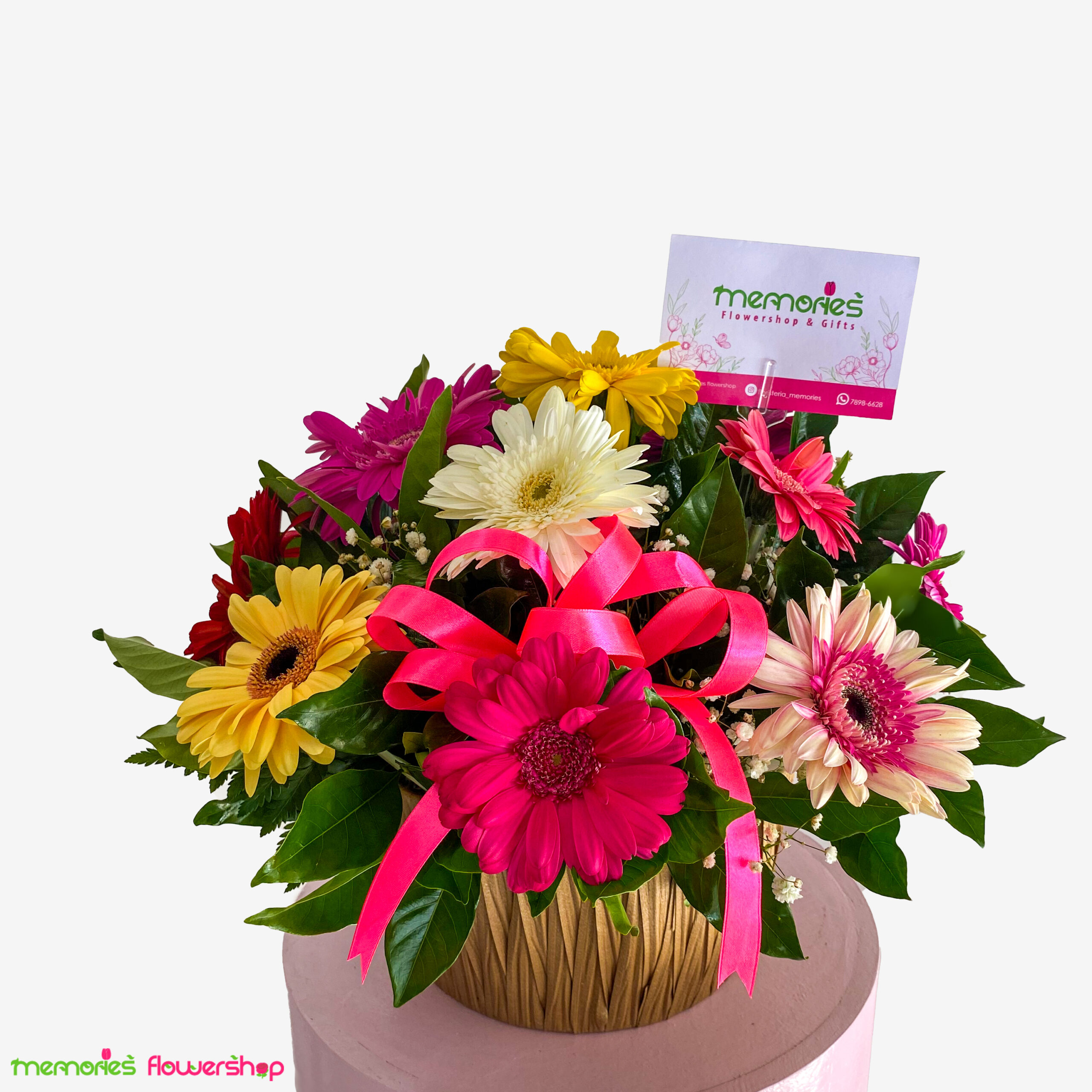 Arreglo redondo con 15 gerberas frescas y follajes verdes Arreglo redondo con 15 gerberas, gypsophila y follajes