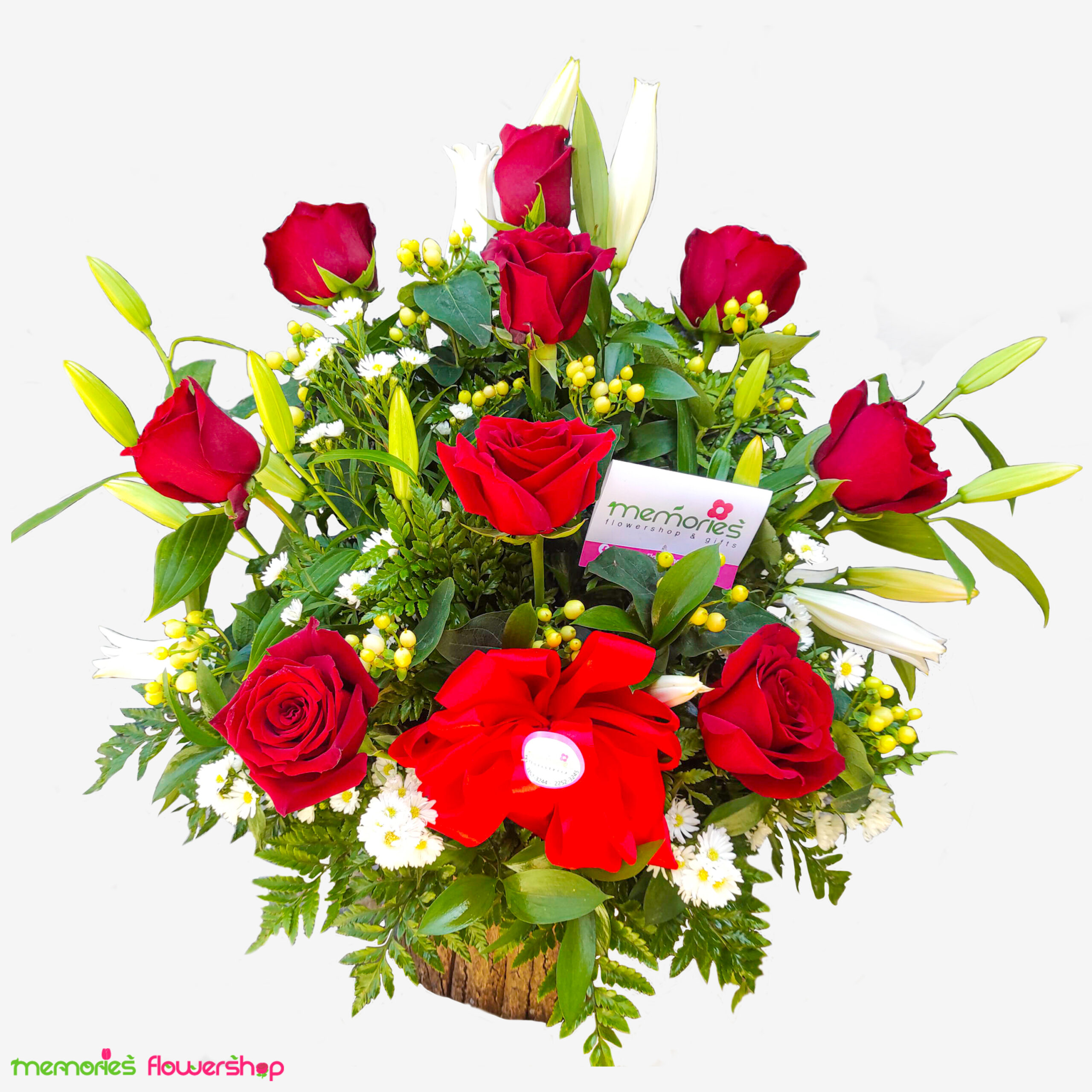 Arreglo floral con rosas rojas de ecuador, lirios blancos, hipericum y follajes en una elegante base de madera Arreglo con rosas rojas de ecuador y lirios blancos, hipericum y follajes en base de madera
