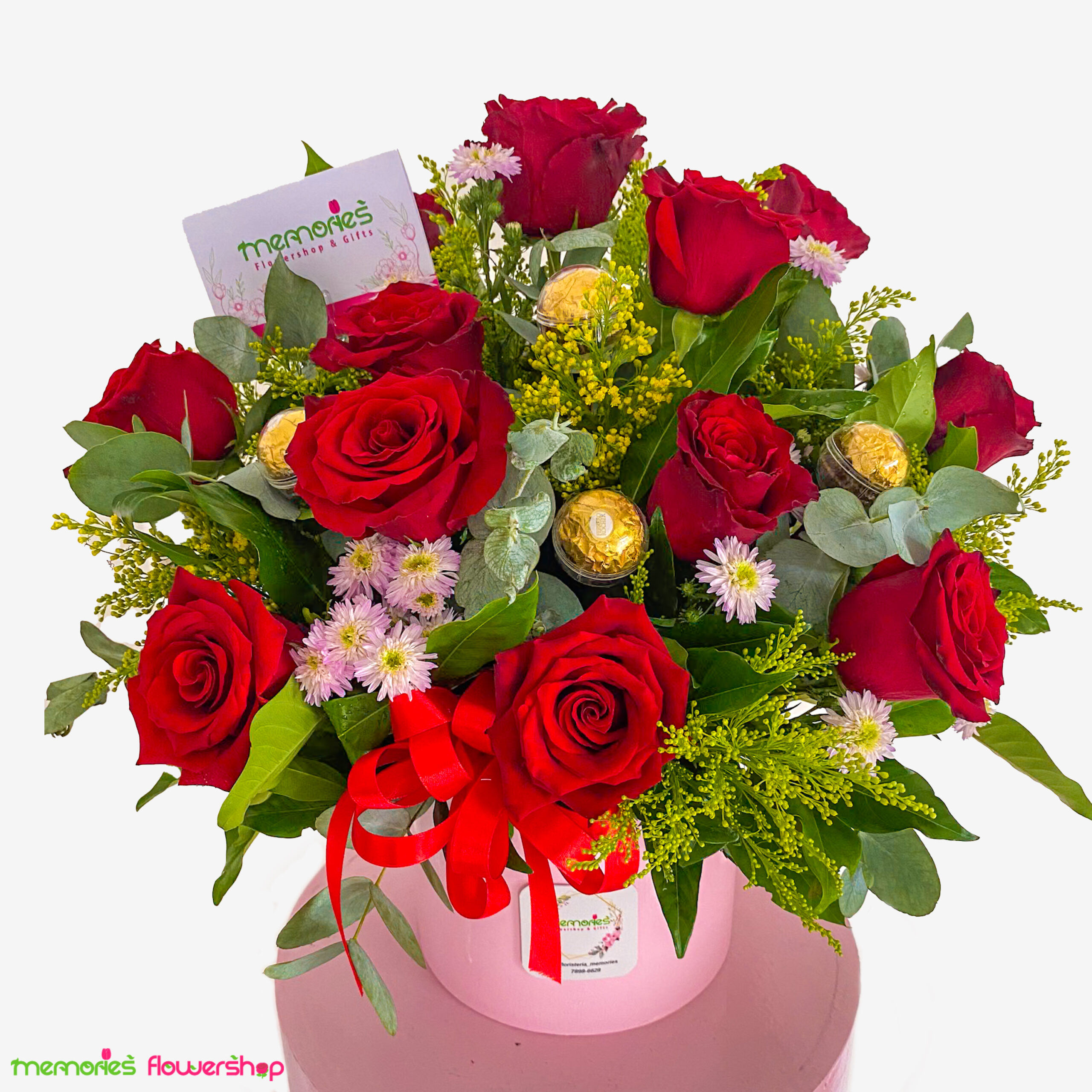 Arreglo de rosas rojas, montecasino morado, solidago y eucalipto con chocolates Ferrero en cápsulas Arreglo con rosas rojas de Ecuador, montecasino morado, solidago, eucalipto, follajes y 4 chocolates Ferrero en cápsulas