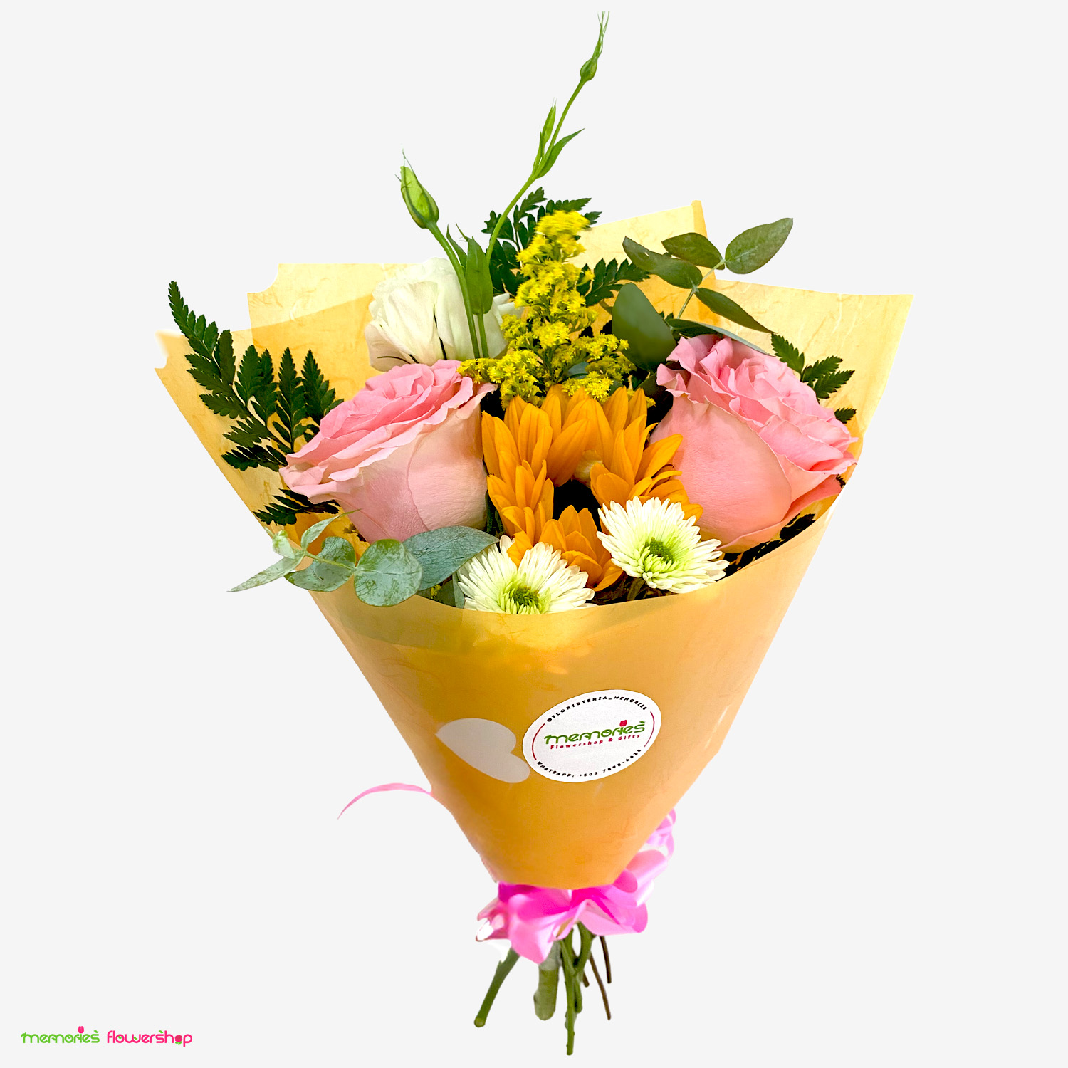 Vista frontal de un ramillete con rosas rosadas de Ecuador, girasol, lisianthus, follaje y solidago, ideal para expresar agradecimiento y celebrar la amistad. Bonito ramillete con rosas rosadas de Ecuador, girasol, lisianthus, follaje y solidago, fotografiado de frente