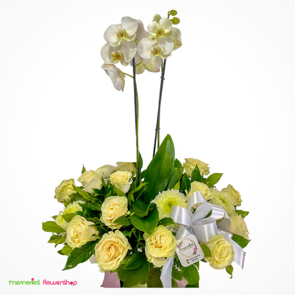 Condolencia Orquídea doble vara con rosas blancas, crisantemos y follajes