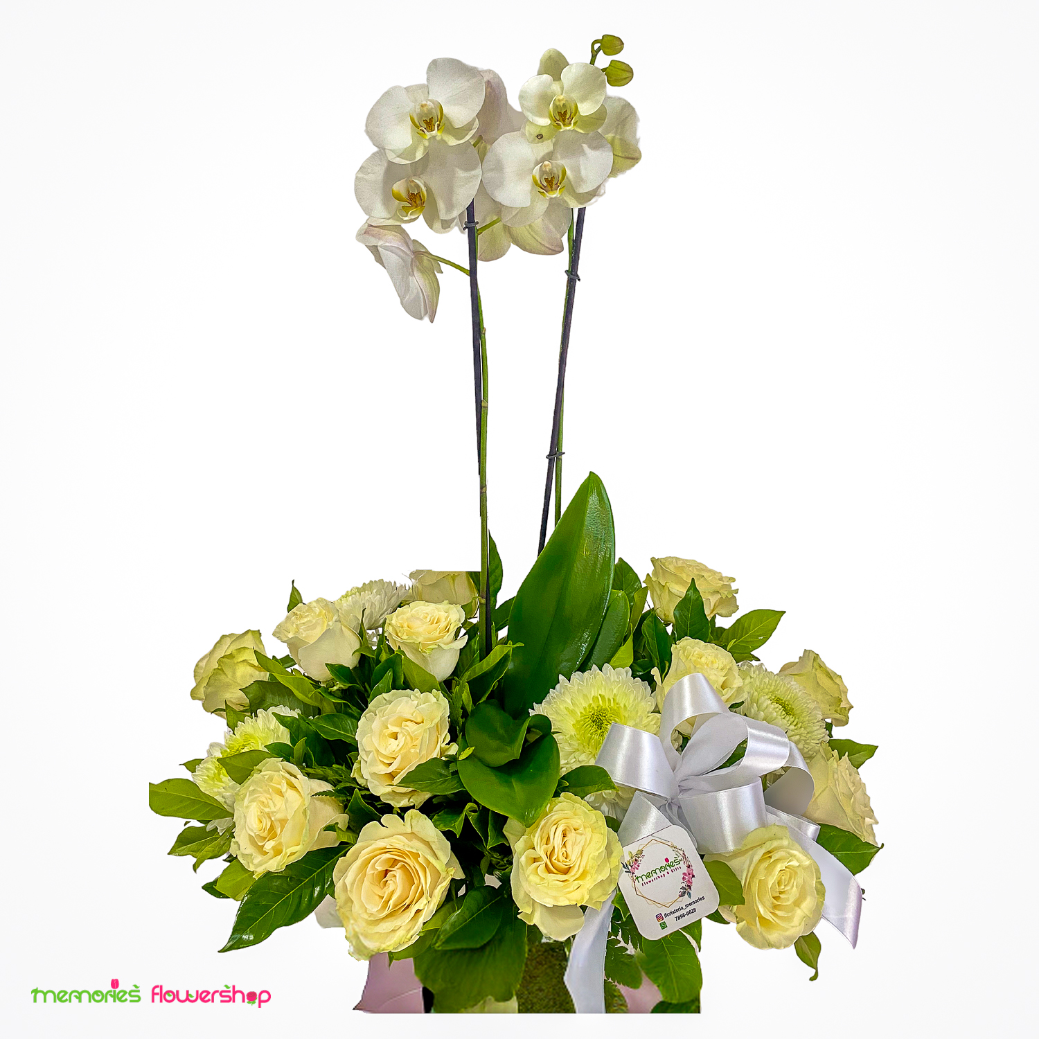 Condolencia Orquídea doble vara con rosas blancas, crisantemos y follajes