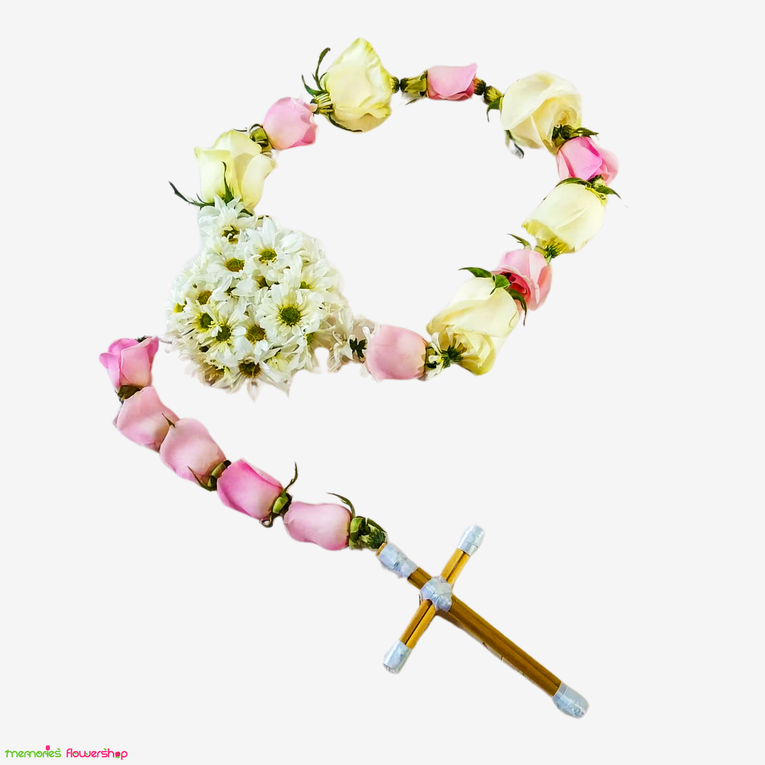 Denario con rosas en el color de preferencia, con un diseño único que incluye un cruz. Denario con rosas en el color de preferencia, compuesto por un círculo de aproximadamente 10 rosas y un crucifijo de madera