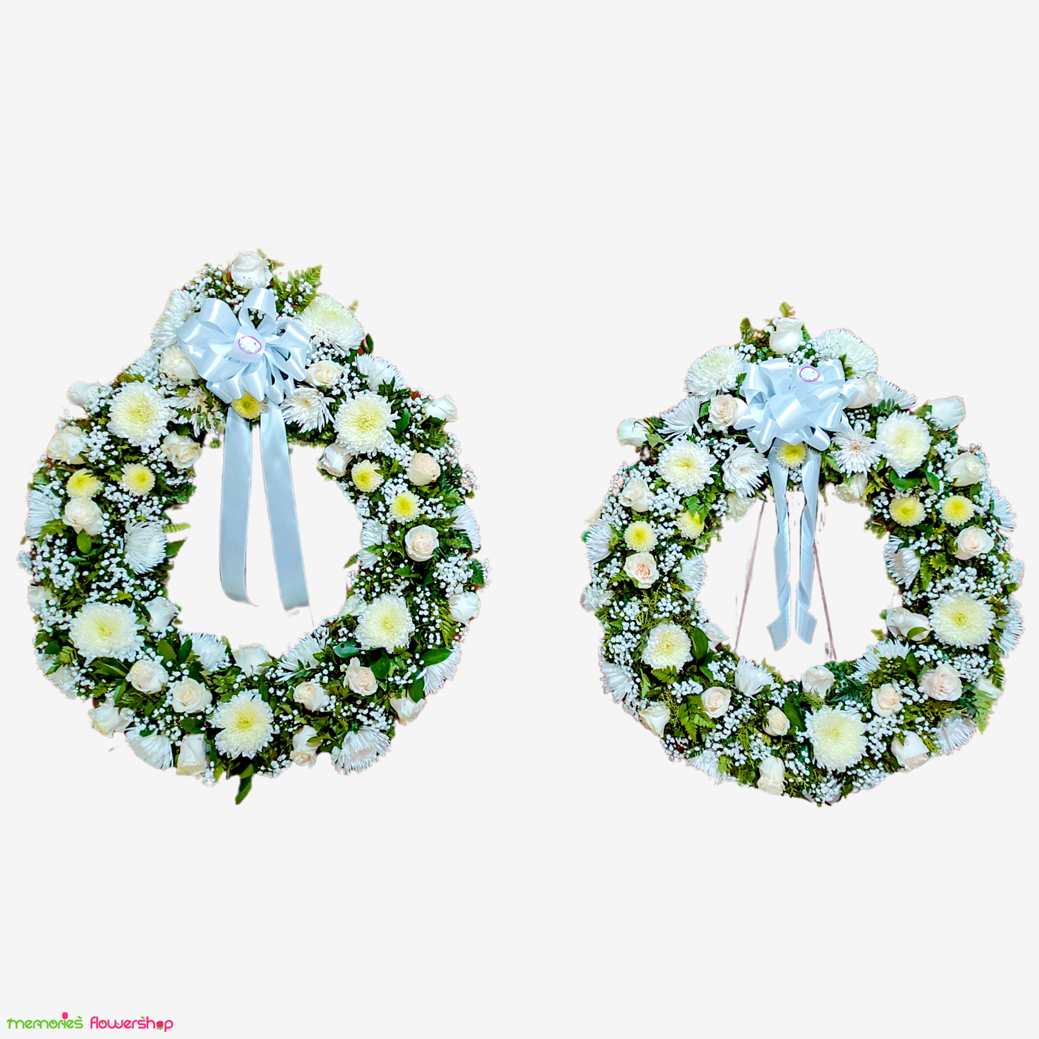 Elegante duo de coronas florales con rosas, crisantemos, gypsophila y follajes, ideales para funerales. Duo de coronas florales con rosas, crisantemos, gypsophila y follajes