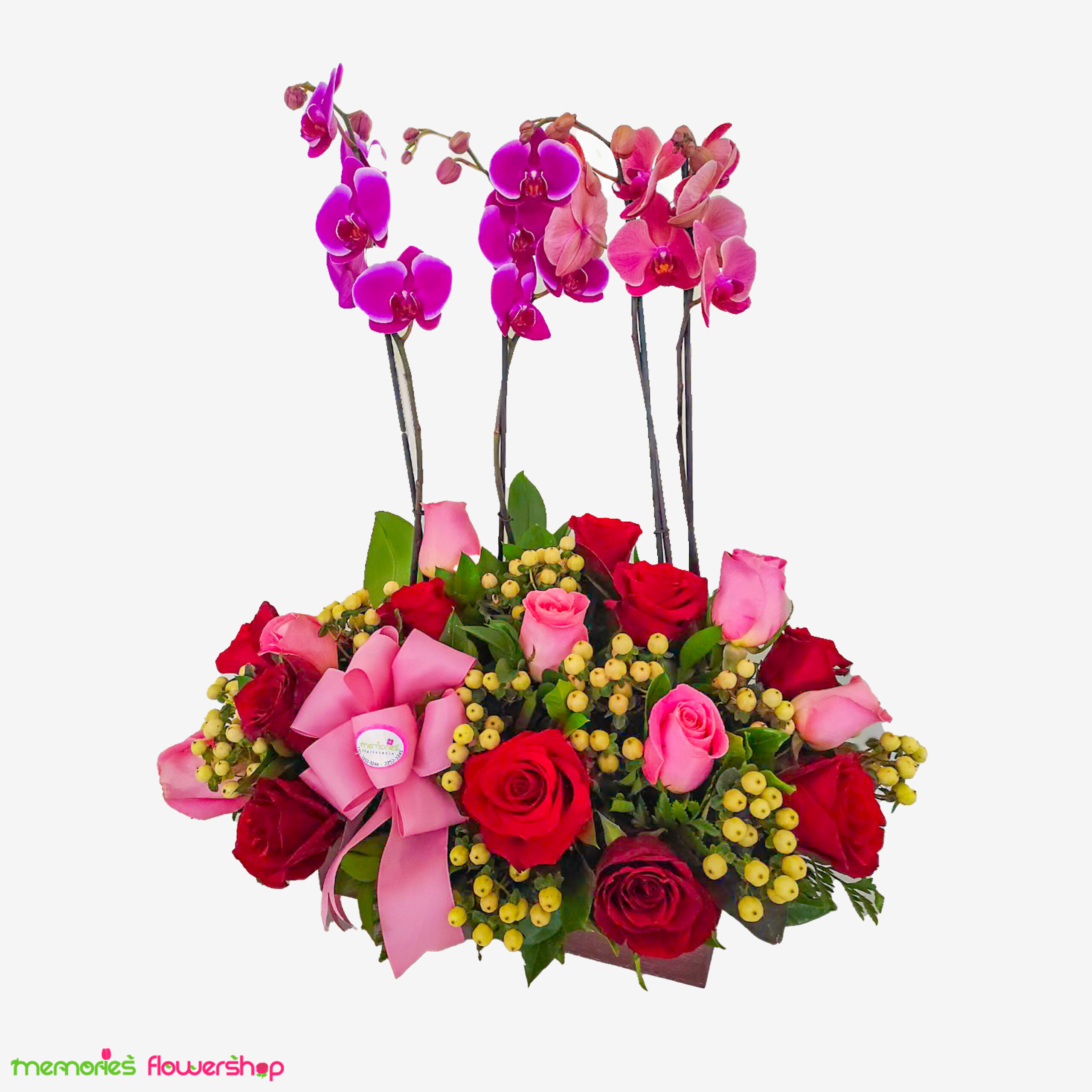 Hermoso arreglo de orquídeas moradas doble vara con rosas rojas, rosadas, e hipericum Hermoso arreglo con 2 orquídeas moradas doble vara, rosas rojas y rosadas, hipericum y follajes