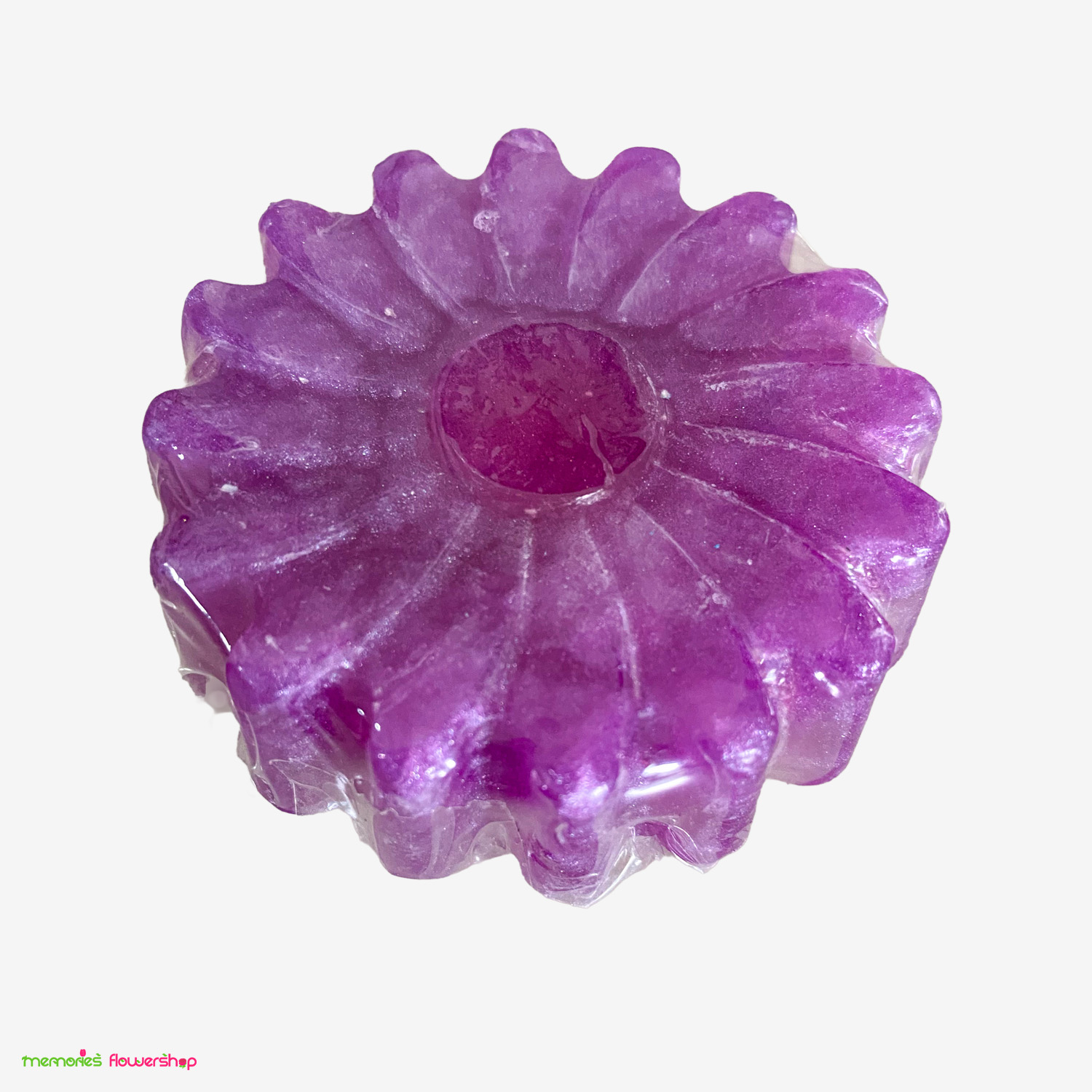 Jabón en forma de flor color lila con miel, aceite de coco y aceite esencial Hermoso jabón con forma de flor lila visto de lado