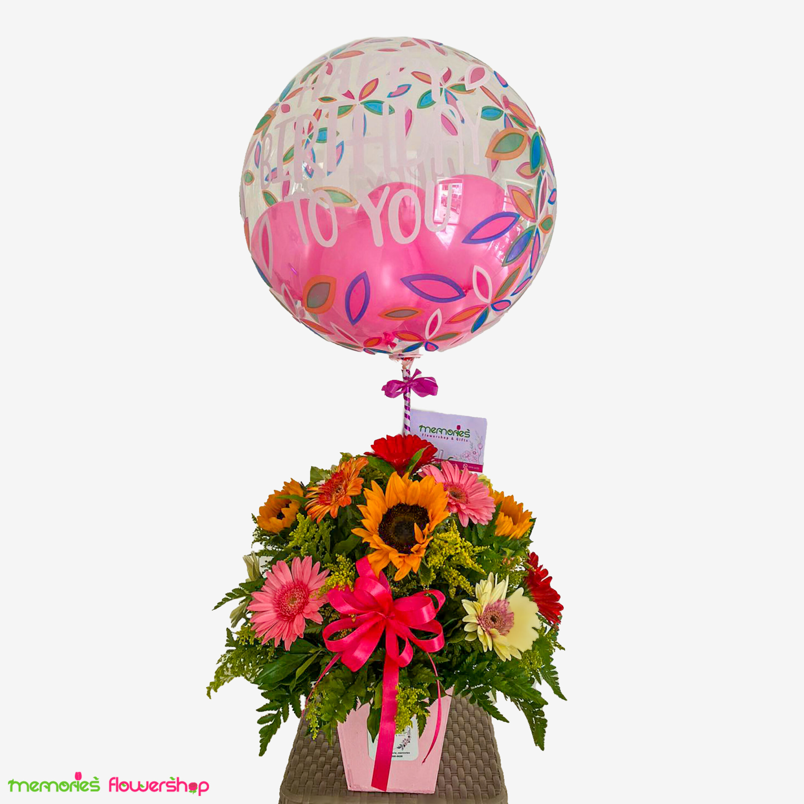 Arreglo con girasoles, gerberas, solidago y follajes acompañado de un globo burbuja Lindo arreglo con girasoles, gerberas, solidago y follajes con un globo burbuja de happy birthday
