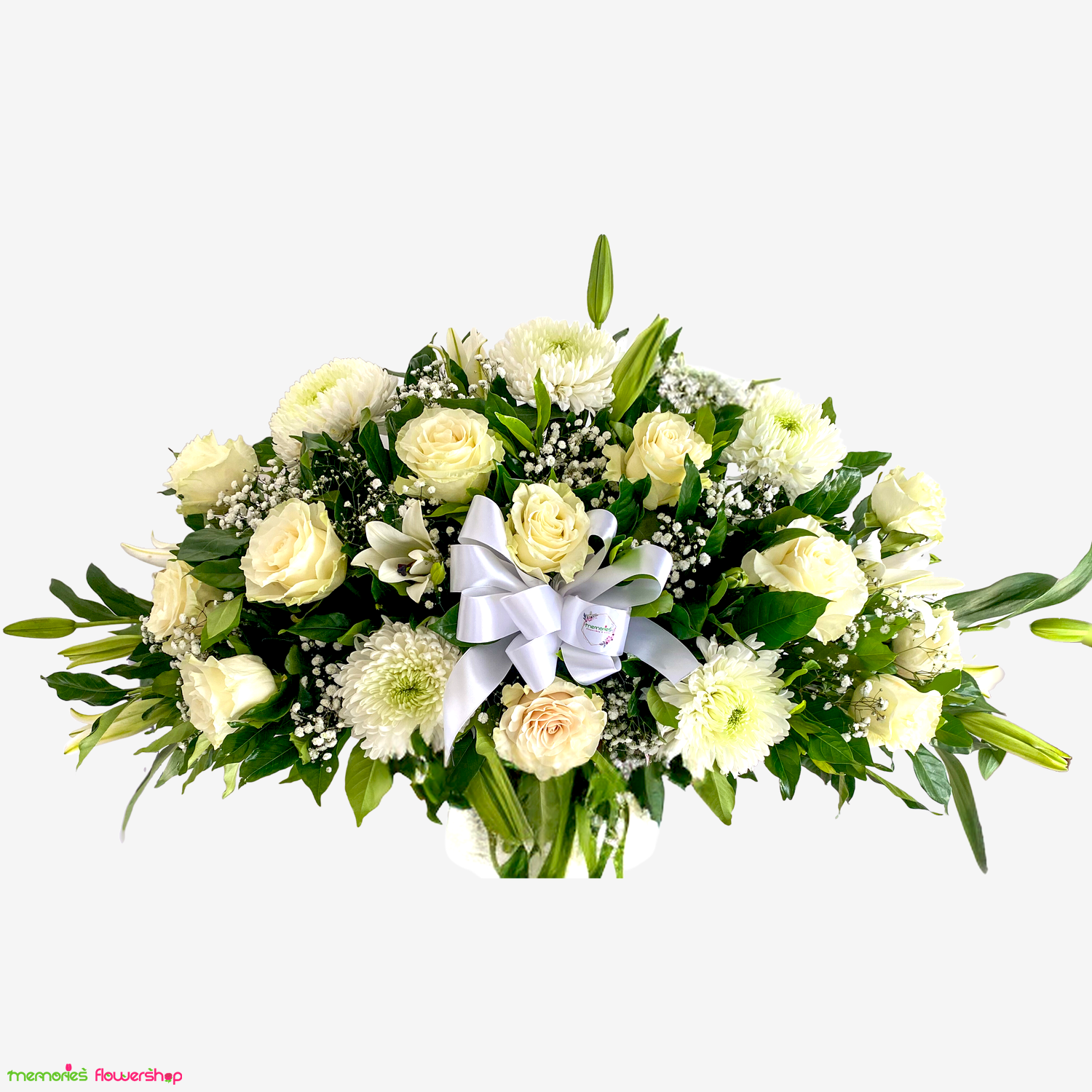 Palma de condolencias con rosas ecuatorianas blancas, crisantemo magnum y lirios blancos. Un homenaje elegante y solemne. Arreglo floral de palma de condolencias con rosas ecuatorianas blancas, crisantemo magnum y lirios blancos