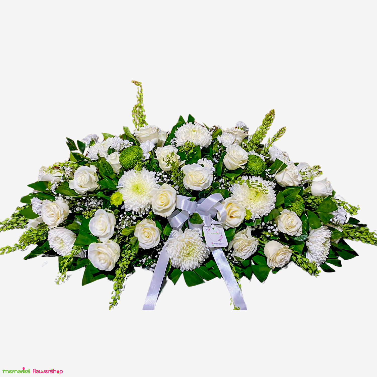 Elegante palma de condolencias compuesta por rosas, crisantemos, claveles, penny grass y follajes. Palma de condolencias con rosas, crisantemos, claveles, penny grass y follajes