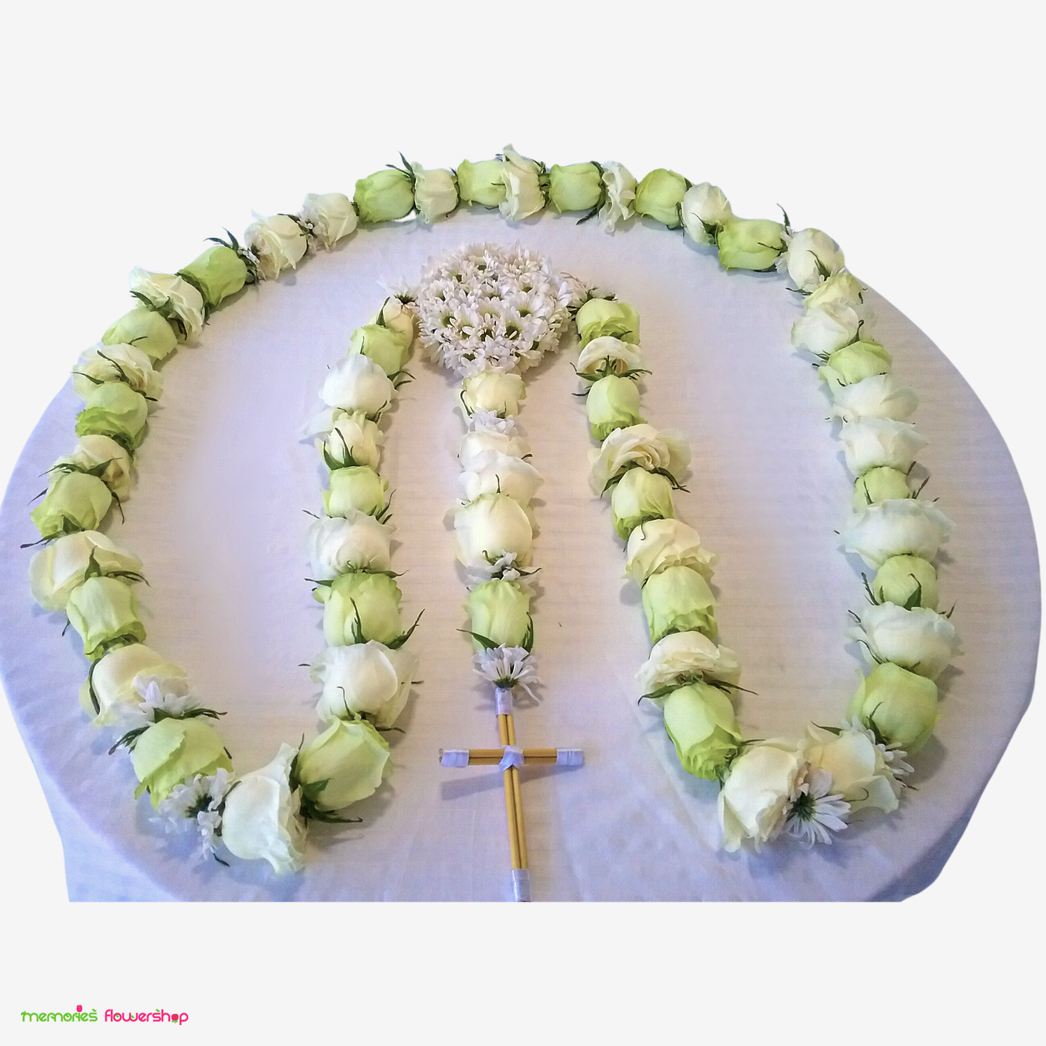 Rosario completo con rosas blancas de Ecuador y margaritas de Costa Rica, ideal para ocasiones religiosas y ceremonias. Rosario completo con rosas blancas de Ecuador y margaritas de Costa Rica