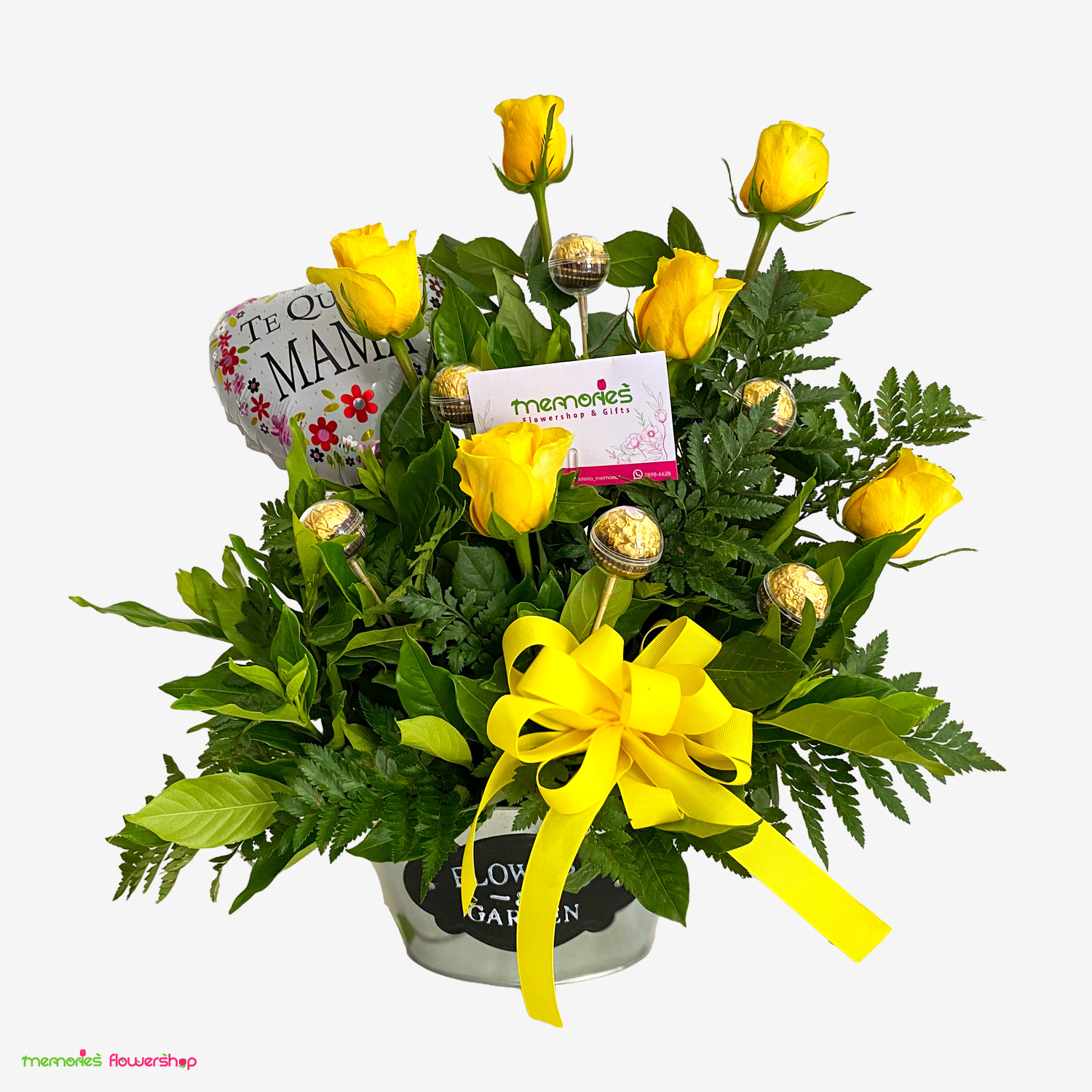 Arreglo con radiantes rosas amarillas de Ecuador, chocolates Ferrero y follaje, perfecto para el Día de las Flores Amarillas. Arreglo con rosas amarillas de Ecuador, chocolates Ferrero y follaje