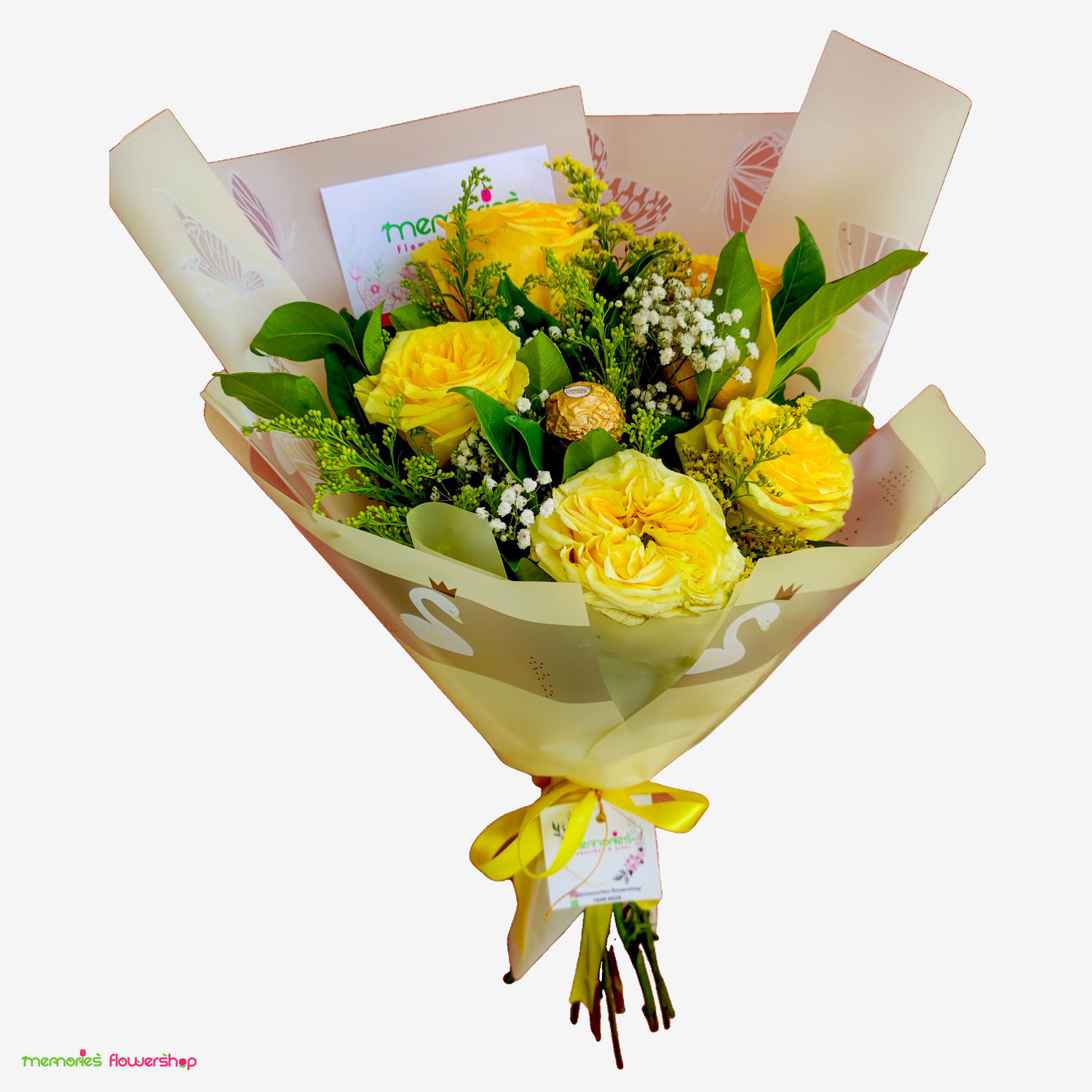 Arreglo dulce con rosas amarillas, gypsophila, solidago, follaje y chocolates Ferrero Rocher, ideal para iluminar el Día de las Flores Amarillas. Arreglo con rosas amarillas, chocolate Ferrero Rocher, gypsophila, follaje y solidago