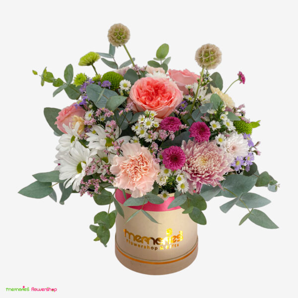 Dulce vitalidad: Arreglo primaveral en tonos rosa pastel y lila, con eucalipto, shasta, clavel, montecasino, limonium, crisantemo y escabiosa.