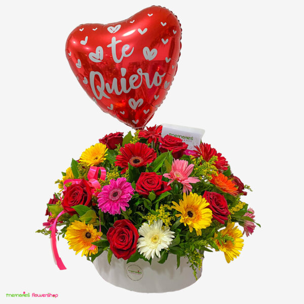 Arreglo floral visto desde la derecha con gerberas multicolor, rosas ecuatorianas, solidago y globo decorativo