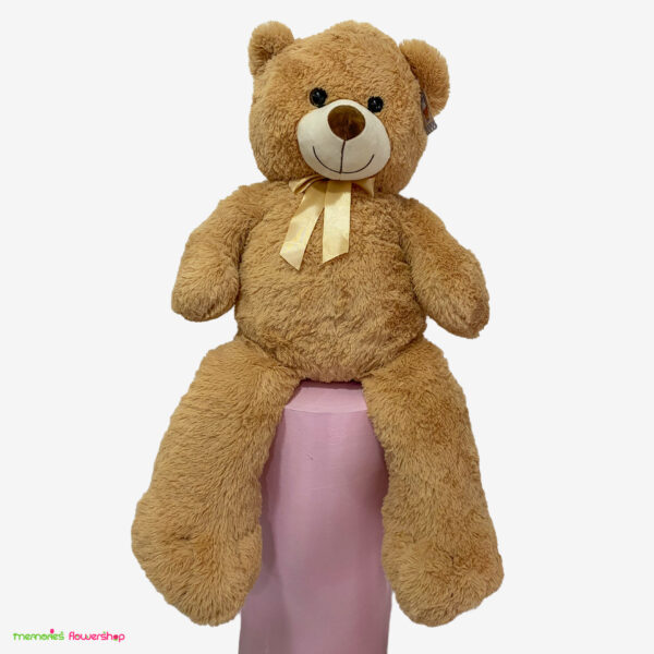 Oso de peluche marrón claro de un metro con lazo decorativo