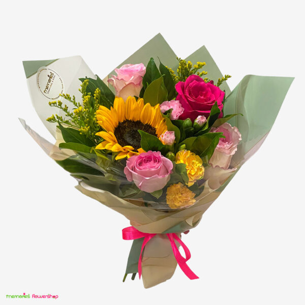 Ramillete Gracias: 4 rosas rojas y rosas de Ecuador, girasol, shasta, mini claveles, follaje y solidago.