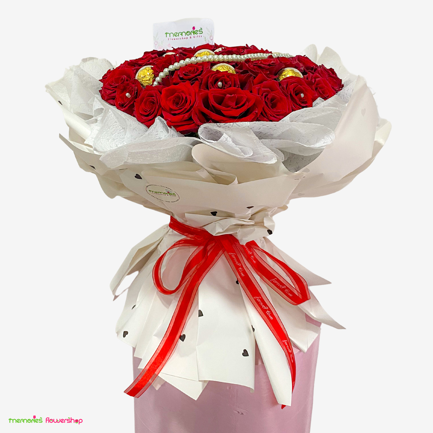 Vista frontal del Ramillete Pasión: 40 rosas rojas en forma de corazón con chocolates Ferrero y decoración de cristales y perlas Vista frontal del Ramillete Pasión: 40 rosas rojas en forma de corazón con chocolates Ferrero y decoración de cristales y perlas