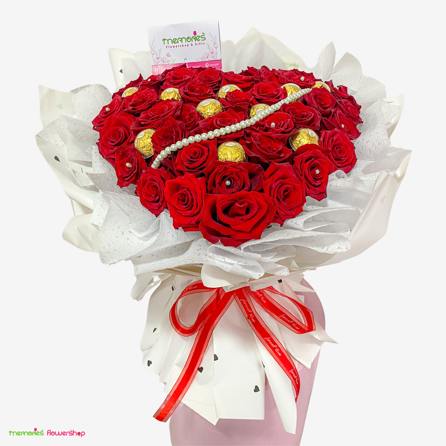 Vista superior del Ramillete Pasión: Un impresionante arreglo floral con 40 rosas rojas de Ecuador en forma de corazón, acompañado de 10 chocolates Ferrero y adornado con cristales y perlas falsas. Presentado sobre una base decorada con papel coreano, este ramillete es perfecto para expresar pasión y amor. Vista superior del Ramillete Pasión: 40 rosas rojas de Ecuador en forma de corazón, 10 chocolates Ferrero, adornado con cristales y perlas falsas, sobre base decorada con papel coreano.