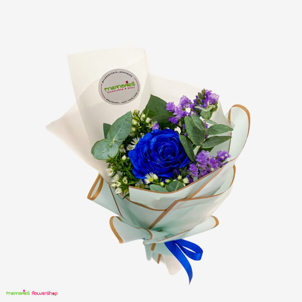 Ramito "Única" con rosa azul, eucalipto y montecasino blanco y morado de Ecuador