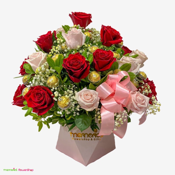 Ramo de 25 rosas rojas y rosas de Ecuador, acompañado de 15 chocolates Ferrero, gypsophila y follajes, sobre base asimétrica.
