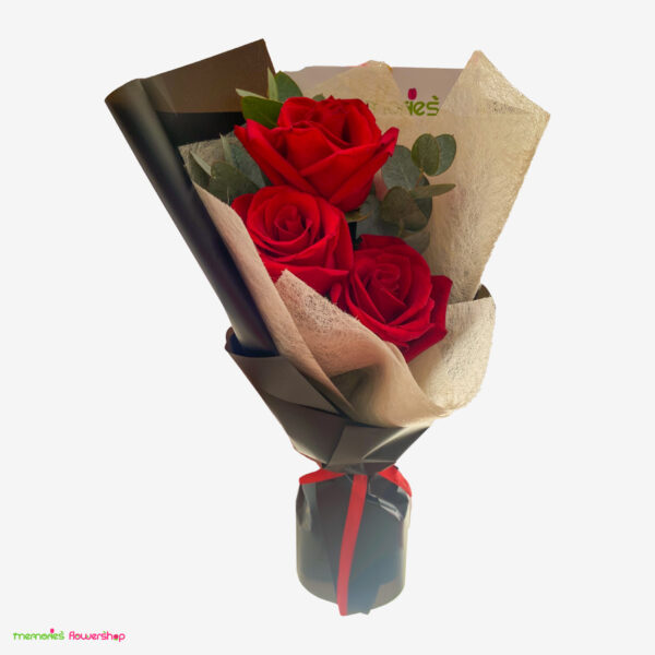 Ramo "Pequeño Detalle" con 3 rosas de Ecuador, eucalipto decorado con dos tipos de papeles y listón de seda