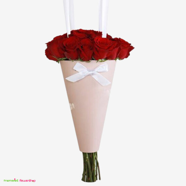 Ramo "Por Ti" con 12 rosas de Ecuador, presentado en un cono rosado decorado con una elegante cinta blanca