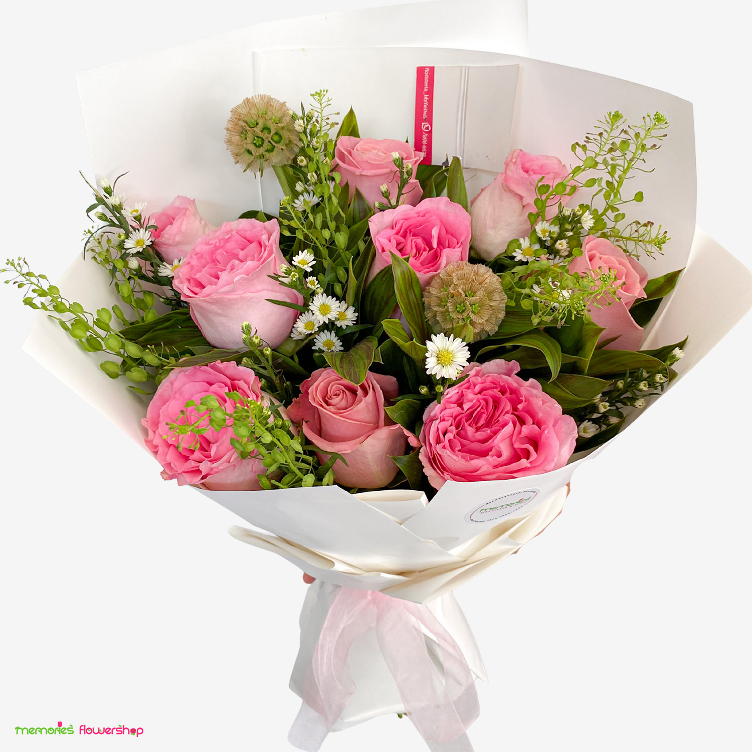 BESOS EN FLOR: Un ramo donde una rosa protagonista se entrelaza con la delicadeza de las scabiosas y sutiles complementos. Dulzura y romanticismo en cada tallo. Ramo BESOS EN FLOR - Rosa, scabiosas y complementos florales - Ramo romántico El Salvador