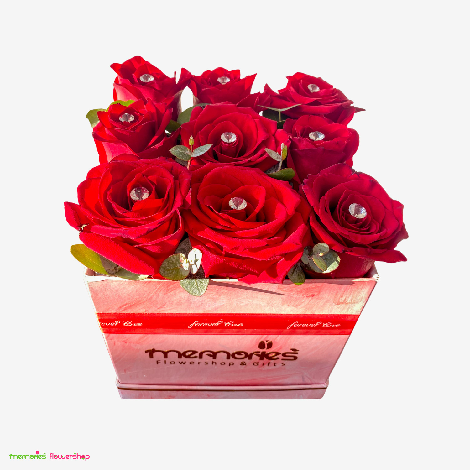 Cristales de amor: Nueve rosas de Ecuador, cada una realzada con destellos de cristales y la elegancia del eucalipto, presentadas en una base fina. Pura luminosidad y refinamiento. Arreglo Cristales de amor - 9 rosas de Ecuador con decoración de cristales y eucalipto en base fina - Florería premium El Salvador